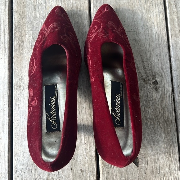 Vintage Notorious For Bakers Leeds Maroon Wine Velvet Kitten Heels Size 10B - Picture 4 of 12